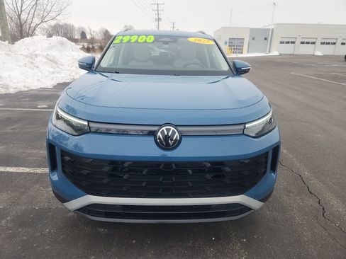 Used 2025 Volkswagen Tiguan SE image 9