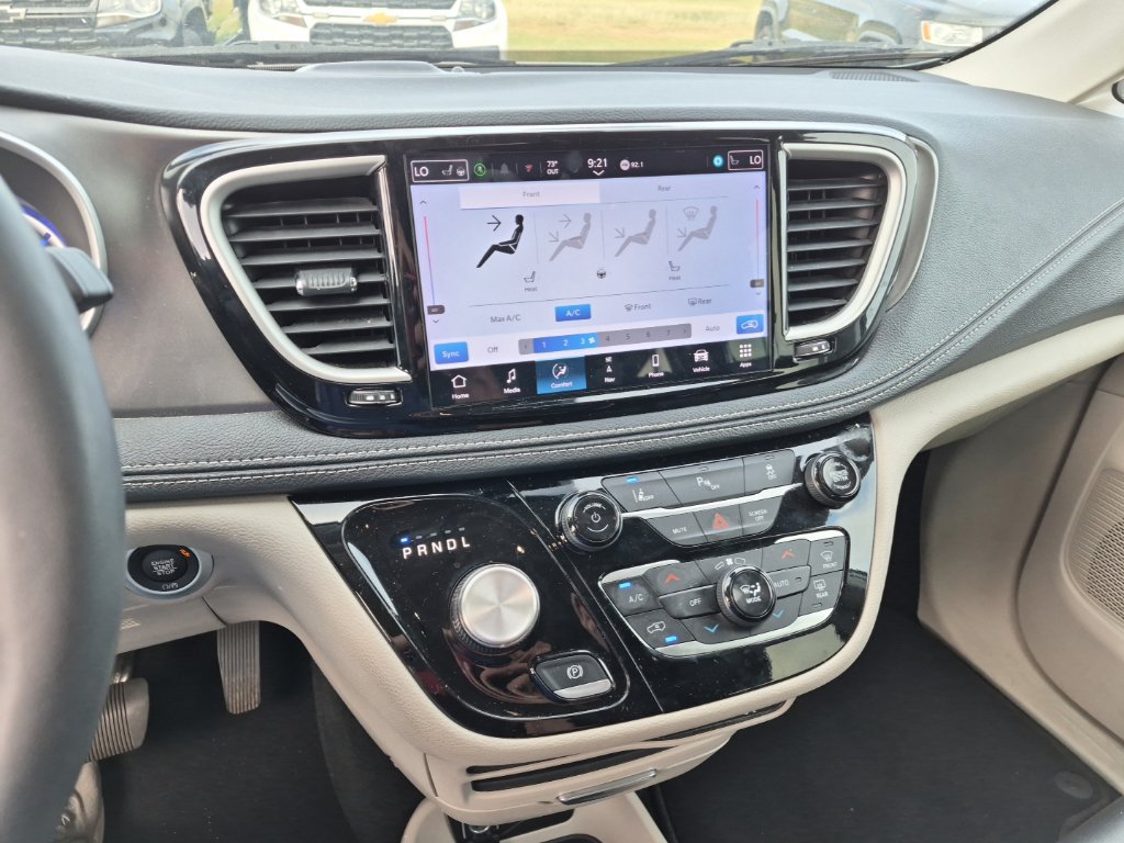 Used 2024 Chrysler Pacifica Limited FWD image 13