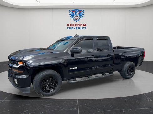 Used 2018 Chevrolet Silverado 1500 LT w/ Midnight Edition image 2