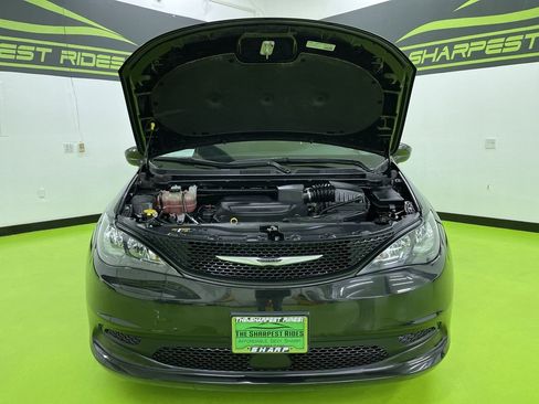 Used 2022 Chrysler Voyager LX image 4