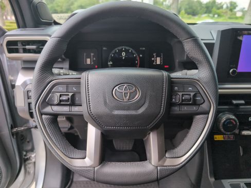 Certified 2025 Toyota Tacoma SR5 w/ SR5 Upgrade Package AWD/4WD image 18