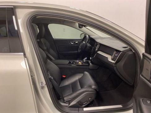 Used 2021 Volvo S60 T8 Inscription image 25