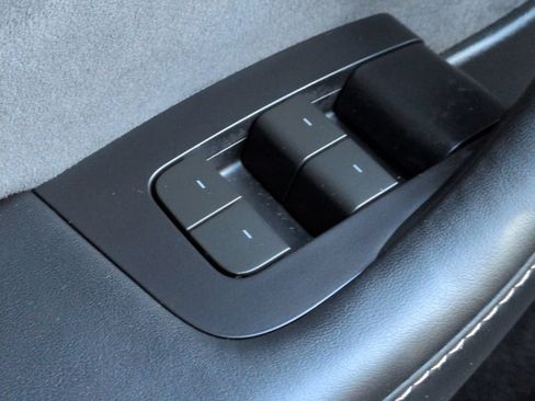Used 2024 Tesla Model Y 2WD image 28