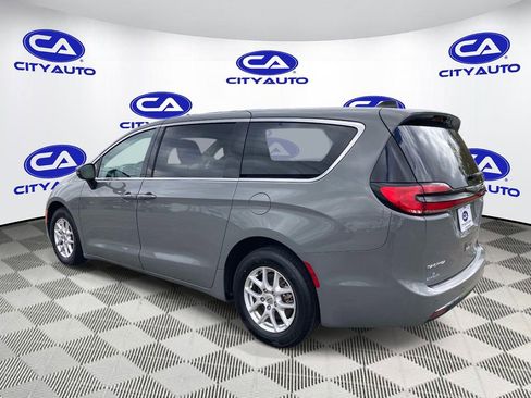 Used 2023 Chrysler Pacifica Touring-L FWD image 5