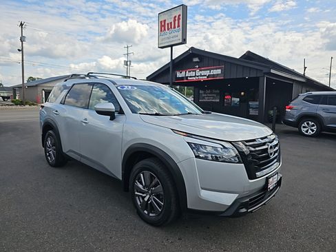 Used 2023 Nissan Pathfinder SV w/ Black Appearance Package AWD/4WD image 27