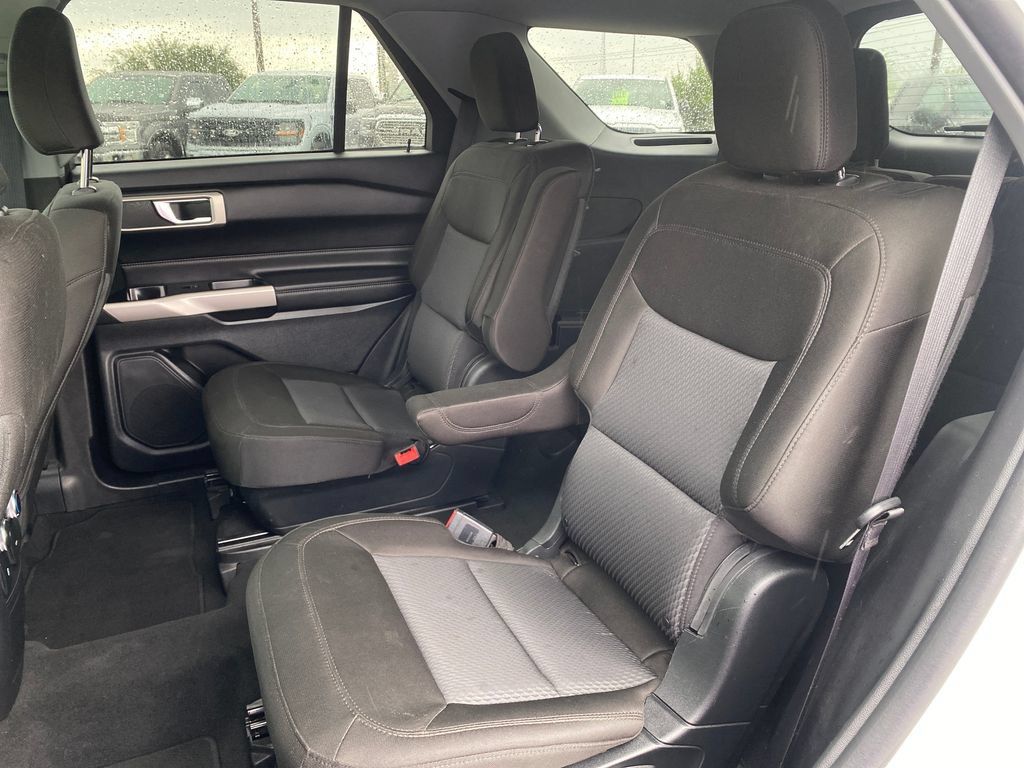 Used 2023 Ford Explorer XLT AWD/4WD image 35