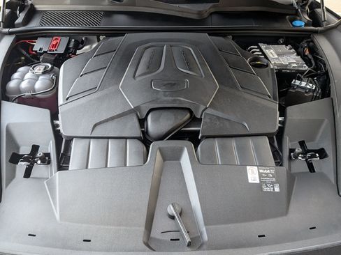 Certified 2025 Porsche Cayenne AWD/4WD image 28