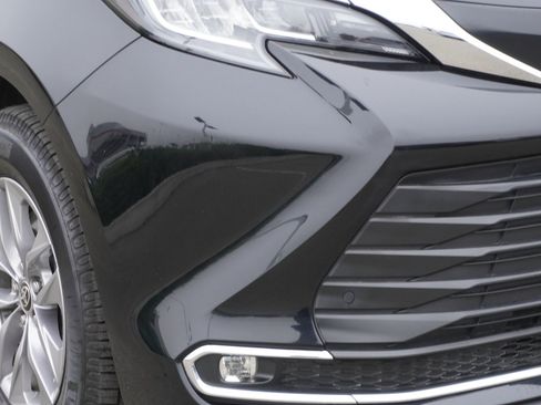 Used 2022 Toyota Sienna XLE image 3