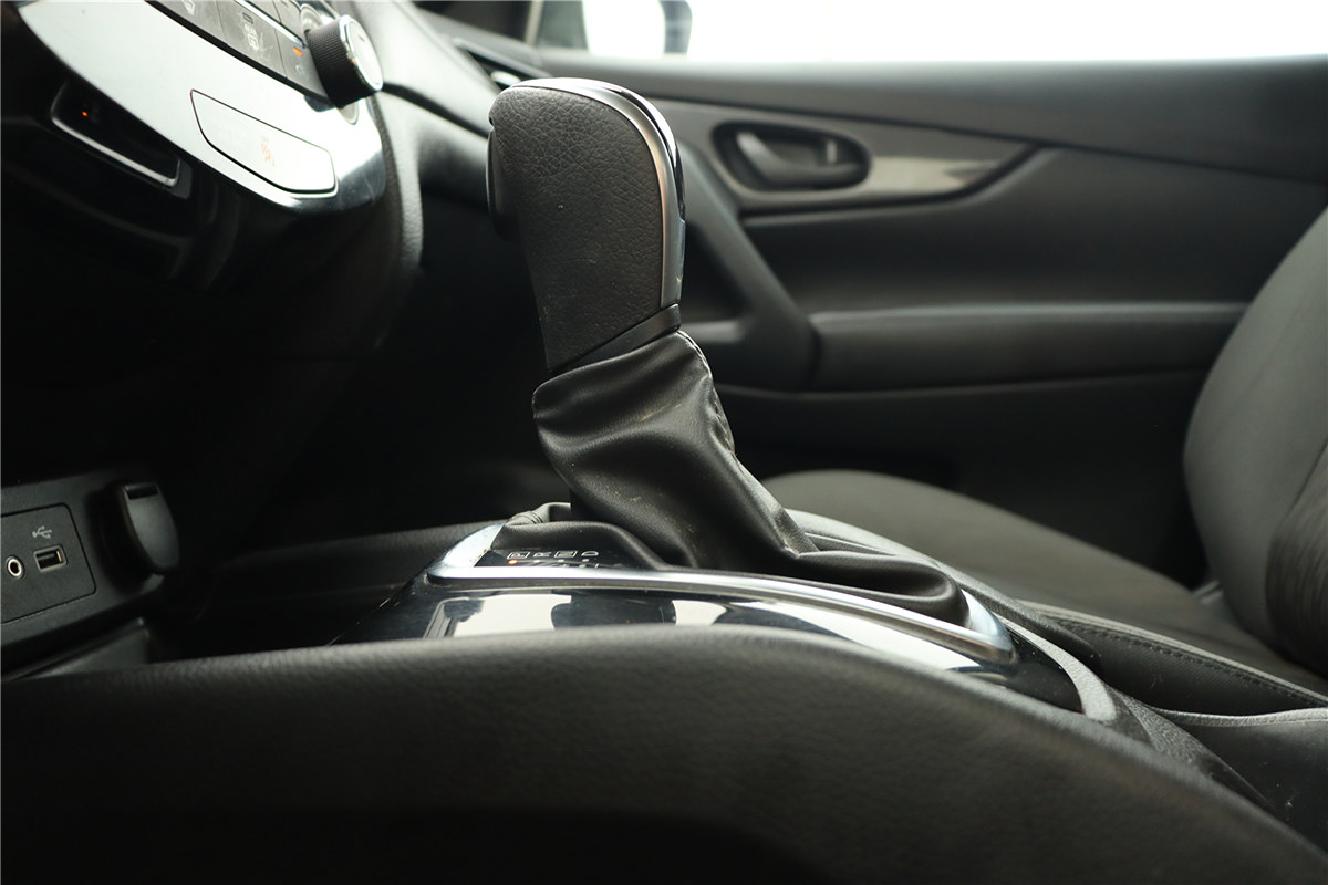 Used 2020 Nissan Rogue S FWD image 36