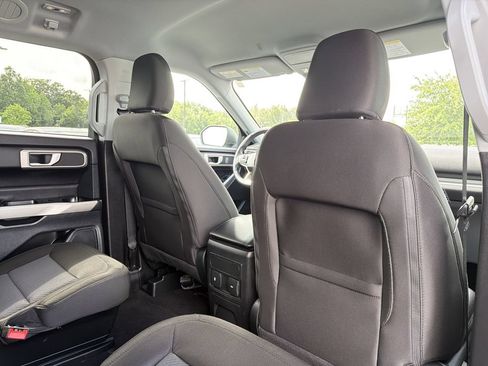 Used 2023 Ford Explorer XLT AWD/4WD image 18