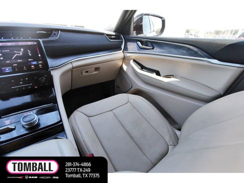 Used 2023 Jeep Grand Cherokee Limited w/ Luxury Tech Group II image 11