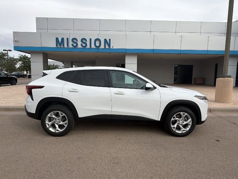 Used 2024 Chevrolet Trax LS w/ LS Convenience Package image 2