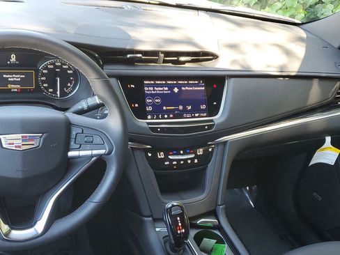 New 2025 Cadillac XT6 Luxury image 16