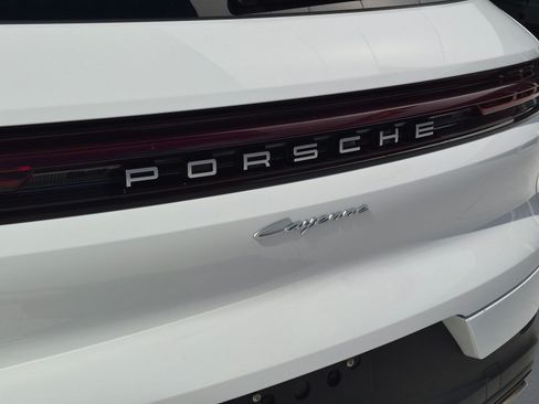 Certified 2025 Porsche Cayenne AWD/4WD image 13