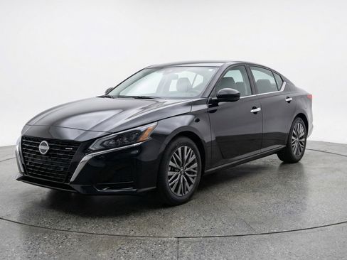 Used 2025 Nissan Altima 2.5 SV image 3