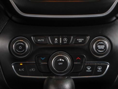 Used 2019 Jeep Cherokee Latitude w/ Popular Appearance Group image 20