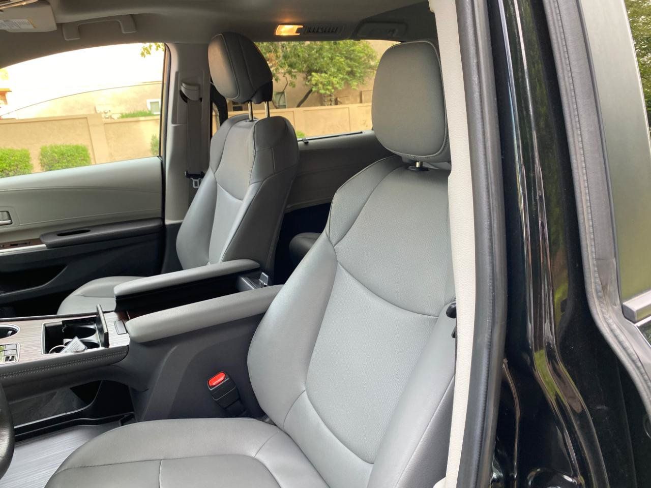 Used 2024 Toyota Sienna XLE FWD image 24