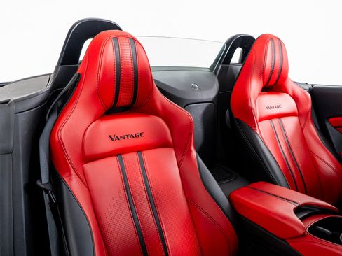 Used 2021 Aston Martin V8 Vantage Convertible image 30