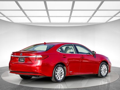 Used 2014 Lexus ES 300h w/ Luxury Package w/Bamboo Trim image 4