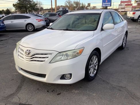 Used 2011 Toyota Camry XLE image 2