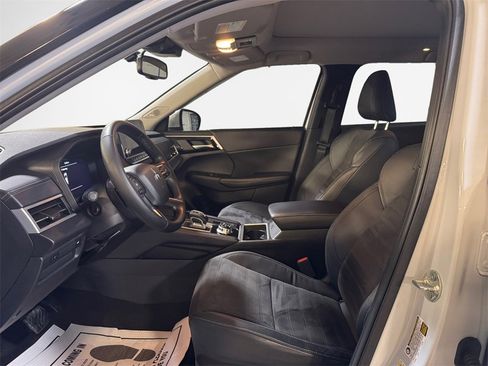 Used 2023 Mitsubishi Outlander SE image 12