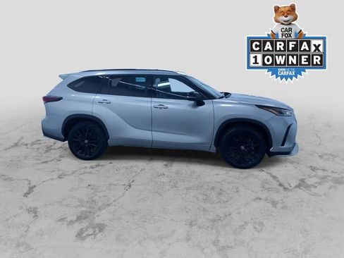 Used 2025 Toyota Highlander XSE image 2