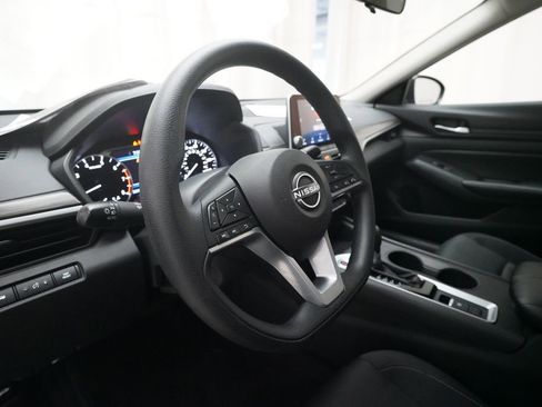 Used 2025 Nissan Altima 2.5 SV AWD/4WD image 8