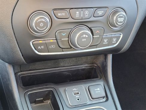 Used 2019 Jeep Cherokee Latitude w/ Popular Appearance Group image 17