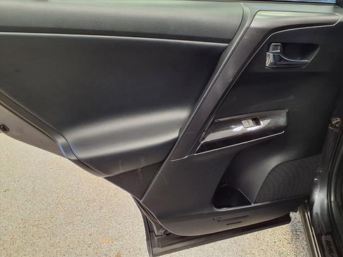 Used 2018 Toyota RAV4 SE image 8