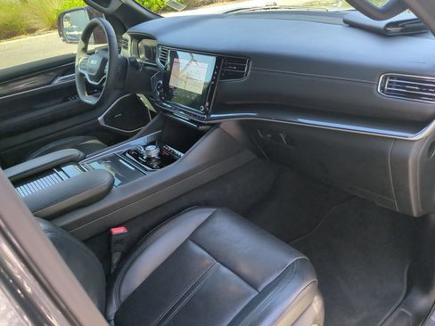 Used 2024 Jeep Wagoneer 4WD w/ Convenience Group I image 21