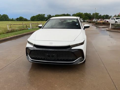 Used 2023 Toyota Crown XLE image 3