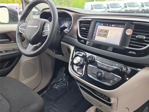 Certified 2023 Chrysler Voyager LX FWD image 9