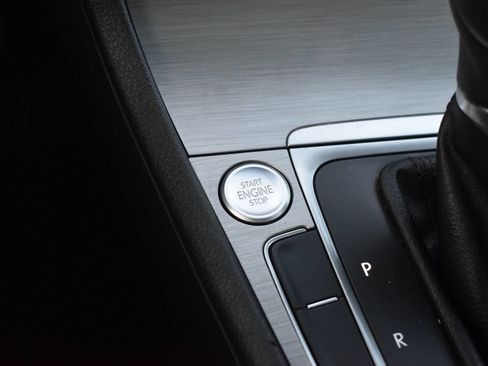 Used 2017 Volkswagen Golf S image 29