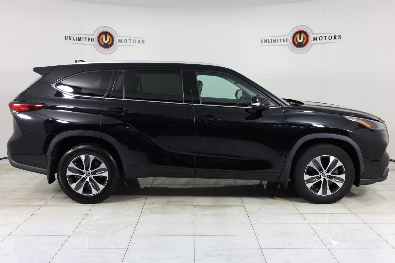 Used 2022 Toyota Highlander XLE AWD/4WD image 2