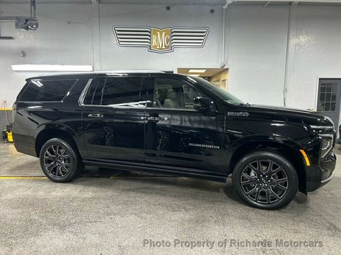 Used 2025 Chevrolet Suburban High Country image 1
