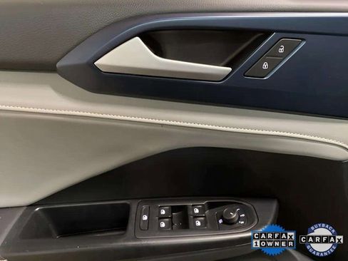 Used 2024 Volkswagen Taos SE image 33