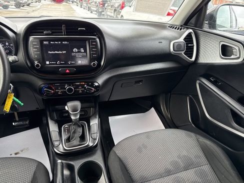 Used 2022 Kia Soul LX image 11