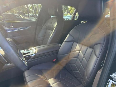 Used 2023 BMW i7 xDrive60 AWD/4WD image 3