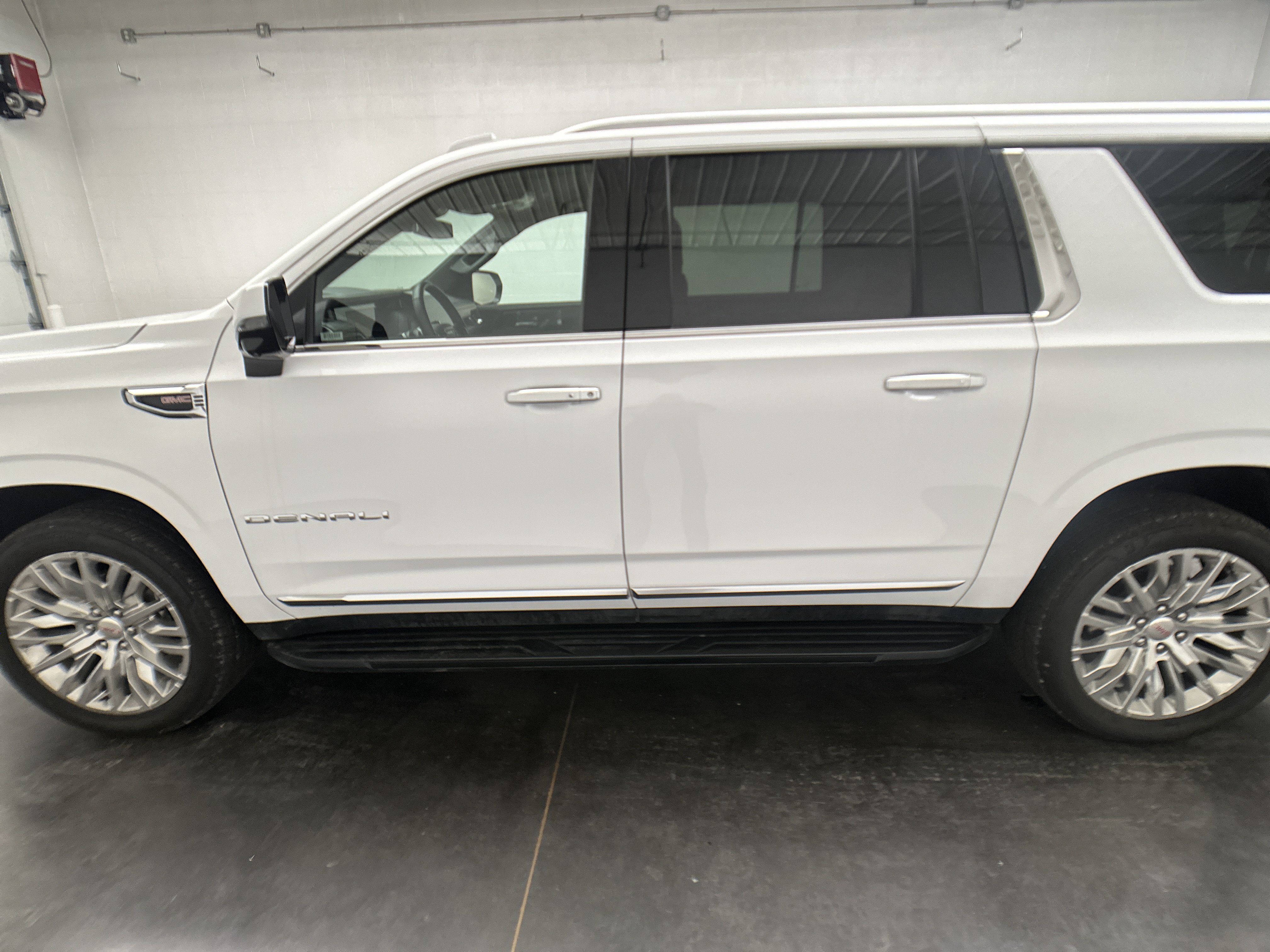 Used 2025 GMC Yukon XL Denali AWD/4WD image 7
