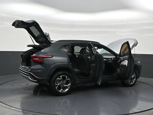 Used 2025 Chevrolet Trax LT FWD image 31