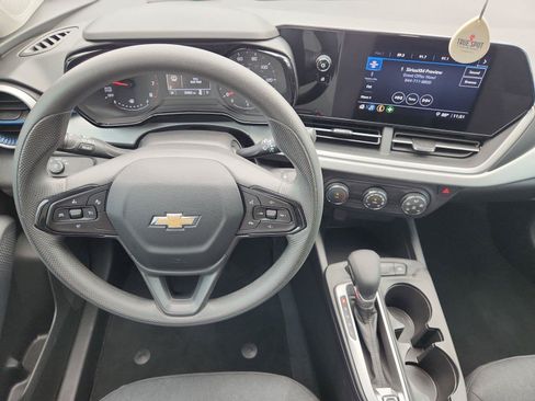 Certified 2025 Chevrolet Trax LS FWD image 11
