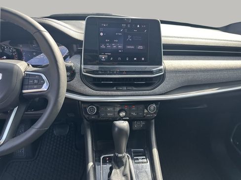 Used 2025 Jeep Compass Latitude w/ Sun & Sound Group AWD/4WD image 16