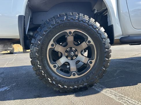 Used 2022 Nissan Frontier SV w/ Technology Package image 18