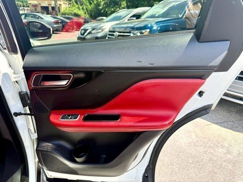 Used 2017 Jaguar F-PACE R-Sport image 27