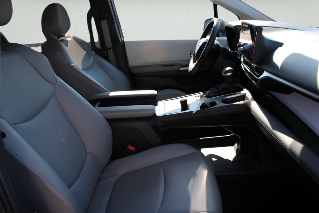 Certified 2025 Toyota Sienna XLE FWD image 23
