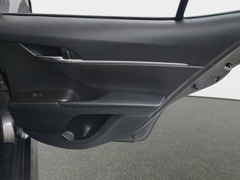 Used 2022 Toyota Camry SE image 12