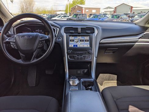 Used 2017 Ford Fusion SE w/ Fusion SE Technology Package FWD image 17