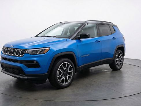 Used 2025 Jeep Compass Trailhawk AWD/4WD image 3
