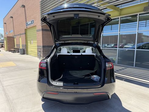 Used 2024 Tesla Model Y 2WD image 40
