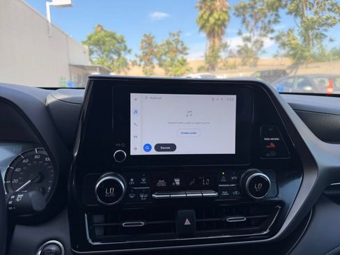 Used 2025 Toyota Highlander LE FWD image 20